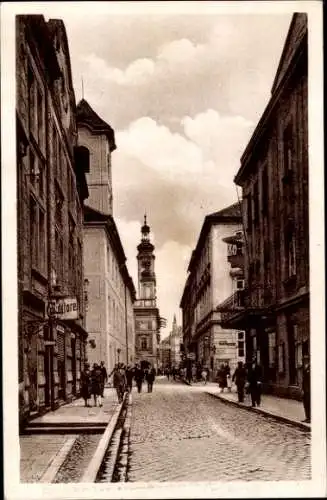 Ak České Budějovice Budweis Südböhmen, Straße mit Menschen, Hochhäusern, Kirchturm im Hintergr...