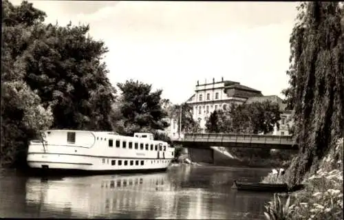 Ak Oranienburg in Brandenburg, Schiff auf Fluss, Brücke, Gebäude im Hintergrund, Bäume, schwar...