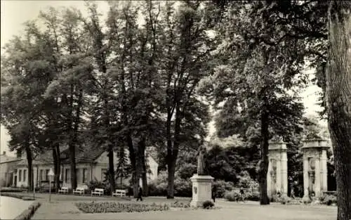 Ak Oranienburg in Brandenburg, Platz des Friedens, Figuren, Bäume, Parklandschaft, Wohngebäude