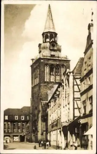 Ak Güstrow in Mecklenburg, Kirche mit Turm, historische Gebäude, Straße