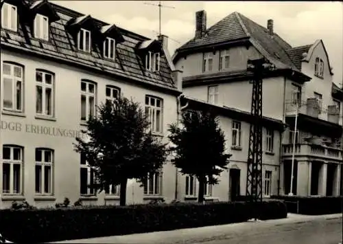 Ak Ostseebad Kühlungsborn, DGB Erholungsheim, Kurhaus, zwei Gebäude, Bäume, gepflasterte Straße