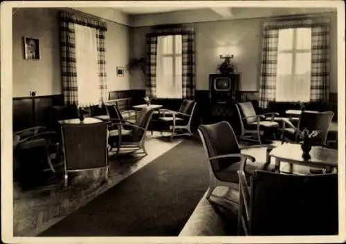 Ak Potsdam, Gemütlicher Raum mit Stühlen, Tischen, Pflanzen, Fenster, Fernseher, Bilder an der...