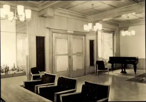 Ak Altenberg im Erzgebirge, Inneneinrichtung, Klavier, Stühle, Beleuchtung, Holzverkleidung