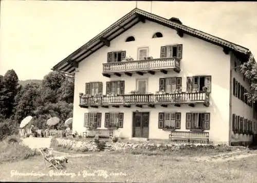 Ak Bad Tölz in Oberbayern, Haus mit Balkonen, Garten, Sonnenschirme, Pferdeschlitten