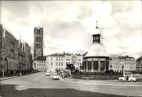 Ak Hansestadt Wismar, Marktplatz mit Brunnen, historische Gebäude, Kirchturm im Hintergrund