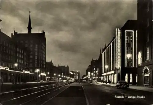 Ak Hansestadt Rostock, Dunkler Himmel, Lange Straße, Straßenbeleuchtung, Gebäude, Stadtansicht
