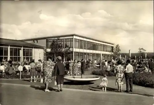 Ak Erfurt in Thüringen, Internationalen Gartenbauausstellung, viele Menschen, moderne Architek...