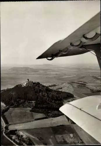 Ak Erfurt in Thüringen, Luftaufnahme von Wathsenburg, Flugzeugflügel im Vordergrund, weite Lan...