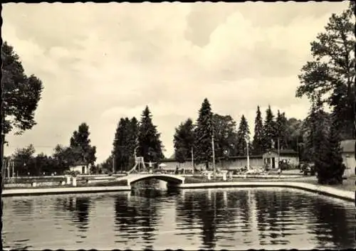Ak Dresden Langebrück, Brücke über Wasser, Bäume, Badelandschaft, Gebäude im Hintergrund