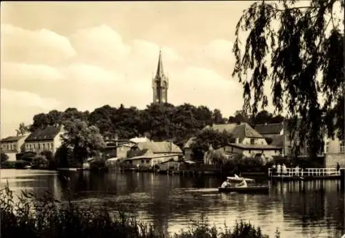 Ak Feldberg in Mecklenburg, Landschaft mit Fluss, Boot, Häusern, Kirche im Hintergrund