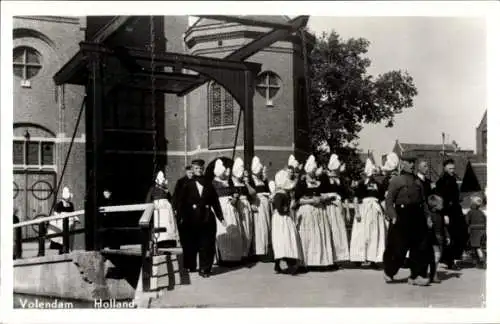 Ak Volendam Nordholland Niederlande, Traditionell gekleidete Personen, Kirche, Dorfstraßenansi...
