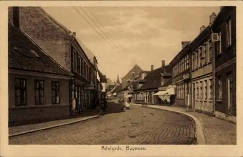Ak Bogense Dänemark, Straße mit Kopfsteinpflaster, historische Gebäude, wenig Verkehr