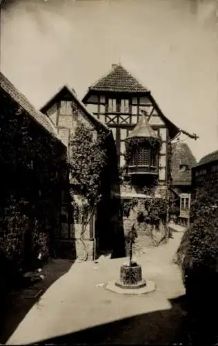Ak Lutherstadt Eisenach in Thüringen, Wartburg, Altes Fachwerkhaus, Brunnen, gepflasterte Stra...