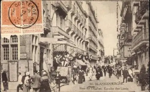 Ak Blankenberghe Blankenberge Westflandern, Straßenszene, zahlreiche Menschen, Geschäfte, älte...