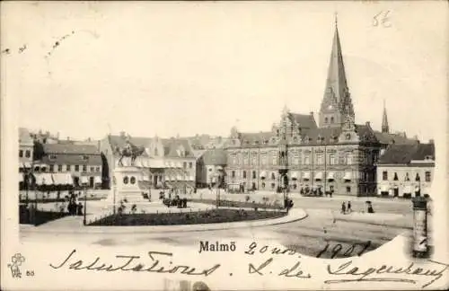 Ak Malmö Schweden, Historische Stadtansicht, Brunnen, Gebäude mit Turm, Menschen