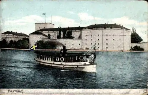 Ak Vaxholm Schweden, Wassermotorboot, historische Festung, schwedische Flagge