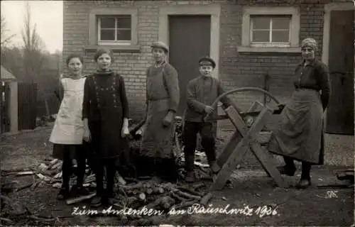 Foto Ak Rauschwitz Elstra Oberlausitz, Gruppenfoto von fünf Personen, vor einem Gebäude