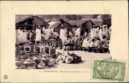 Ak Antananarivo Tananarive Madagaskar, Markt mit Töpferwaren, Menschen, Zelte, Töpfe
