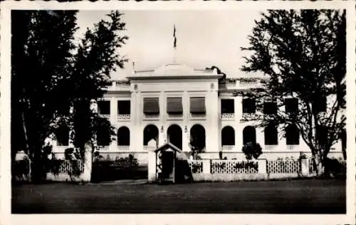Ak Yaoundé Jaunde Kamerun, Palais du Gouvernement, weißes Gebäude, Bäume, Flagge, schwarz-weiß