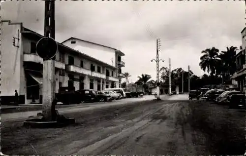 Ak Yaoundé Jaunde Kamerun, Straßenszene, Gebäude, Autos, bewohntes Gebiet
