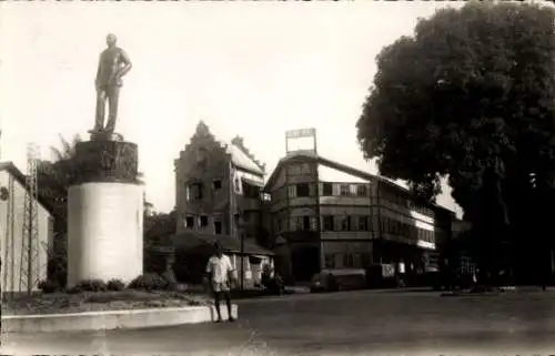 Ak Conakry Guinea, Statue, Grand Hotel, Monument Gouverneur Poiret