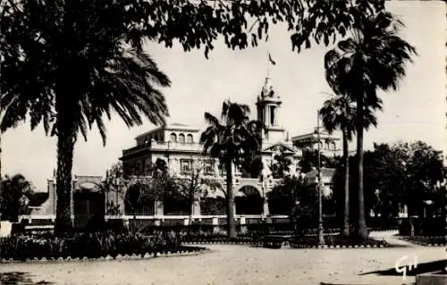 Ak Dakar Senegal, Palastgebäude, Palmen, Parkanlage,  Architektur