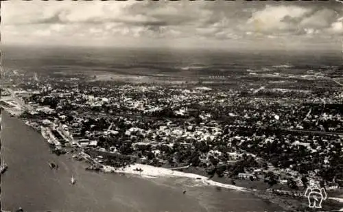Ak Douala Duala Kamerun, Luftaufnahme von  Fluss, Stadtansicht, Wolken, Schwarz-Weiß