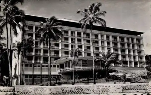 Ak Conakry Guinea, Hotel de France, Hochhaus mit Palmen, schwarz-weiß Fotografie