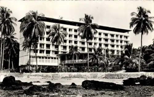 Ak Conakry Konakry Guinea, L'Hôtel de France, Palmen, Strand, schwarz-weiß, 