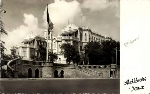 Ak Djibouti Dschibuti, Historisches Gebäude mit Palmen, Flagge, nstil.