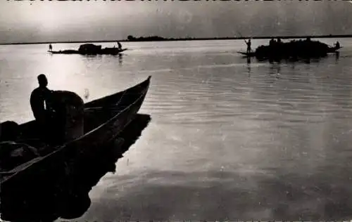 Ak Moundou Tschad, Bootsfahrten, Wasserfläche, silhouettes von Personen, Pirogen