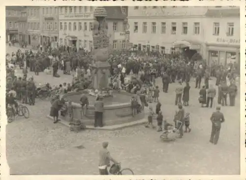 Foto Ak Bischofswerda in Sachsen, Platz, Springbrunnen, Menschen