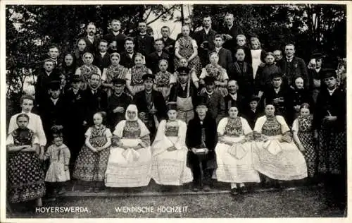 Ak Hoyerswerda in der Oberlausitz, Hochzeitsfeier, traditionelle Kleidung, große Gruppe Menschen
