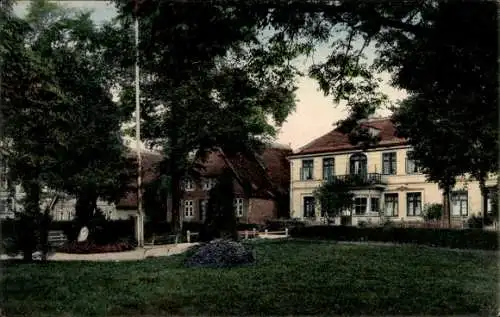 Ak Ahrensburg in Holstein, Grosse Strasse mit Doppeleiche und Gedenkstein Up ewig ungedeel