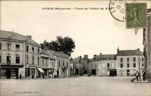 CPA Évron-Mayenne, Place de Hôtel de Ville