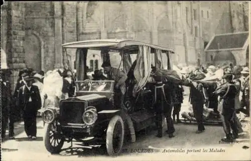 Ak Lourdes Hautes Pyrénées, Automobiles portant les Malades
