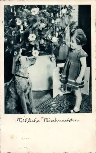 Ak Glückwunsch Weihnachten, Tannenbaum, Mädchen, Hund