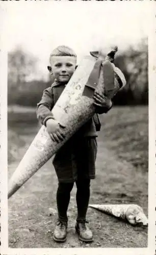 Foto Kleiner Junge mit großer Schultüte