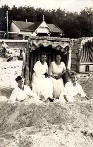 Foto Ak Ostseebad Brunshaupten Kühlungsborn, Strandleben, Frauen, Strandkorb