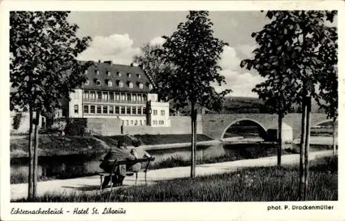 Ak Echternachbrück, Hotel St. Liborius, Promenade am Ufer, Paar auf einer Bank