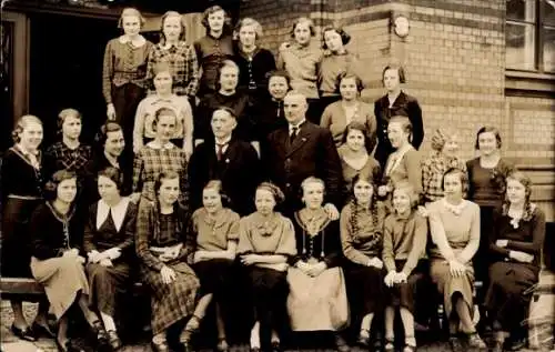 Ak Berlin Lichtenberg Friedrichsfelde, Tierpark Berlin, Mädchenschule, Schulklasse, Gruppenbild