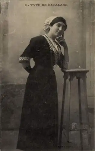 Ak Katalanin in Tracht, Portrait