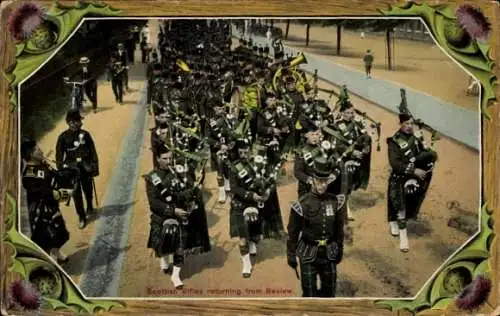 Passepartout Ak Schottische Soldaten in Uniformen, Musikinstrumente