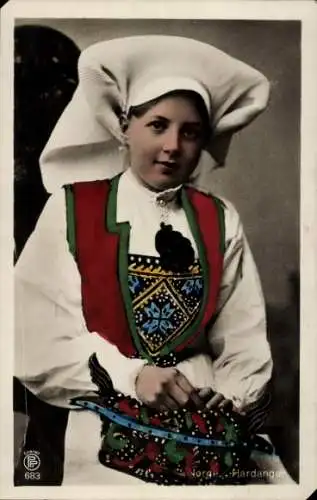 Ak Hardanger Norwegen, Frau in norwegischer Tracht