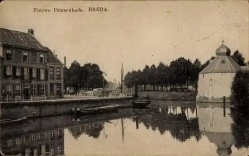 Ak Breda Nordbrabant Niederlande, Straßenansicht mit Bäumen, einem Haus, einem Turm und einem ...