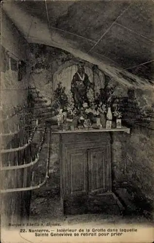 Ak Nanterre Hauts de Seine, Interieur de la Grotte dans laquelle Sainte Genevieve se retirait pour