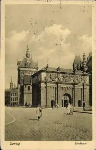 Ak Gdańsk Danzig, Stockturm, historische Architektur, Menschen auf der Straße, Danzig