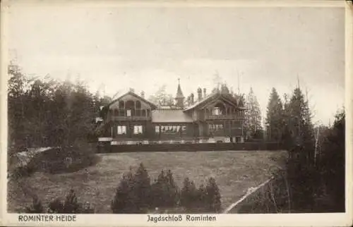 Ak Krasnolessje Rominten Ostpreußen, Jagds Schloss  Gebäude mit Waldbewuchs, historische Archi...
