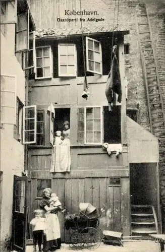 Ak København Kopenhagen Dänemark, Gaardparti fra Adelgade, Kinderwagen