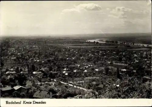 Ak Radebeul in Sachsen, Schwarz-Weiß Aufnahme, Stadtansicht, Fluss im Hintergrund, Häuser im V...